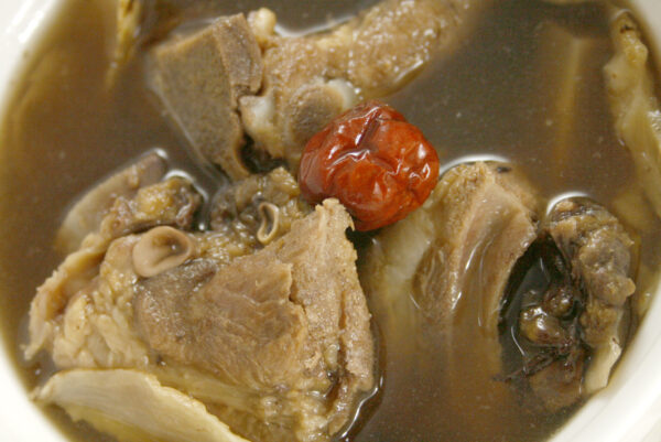 黑蒜肉骨茶